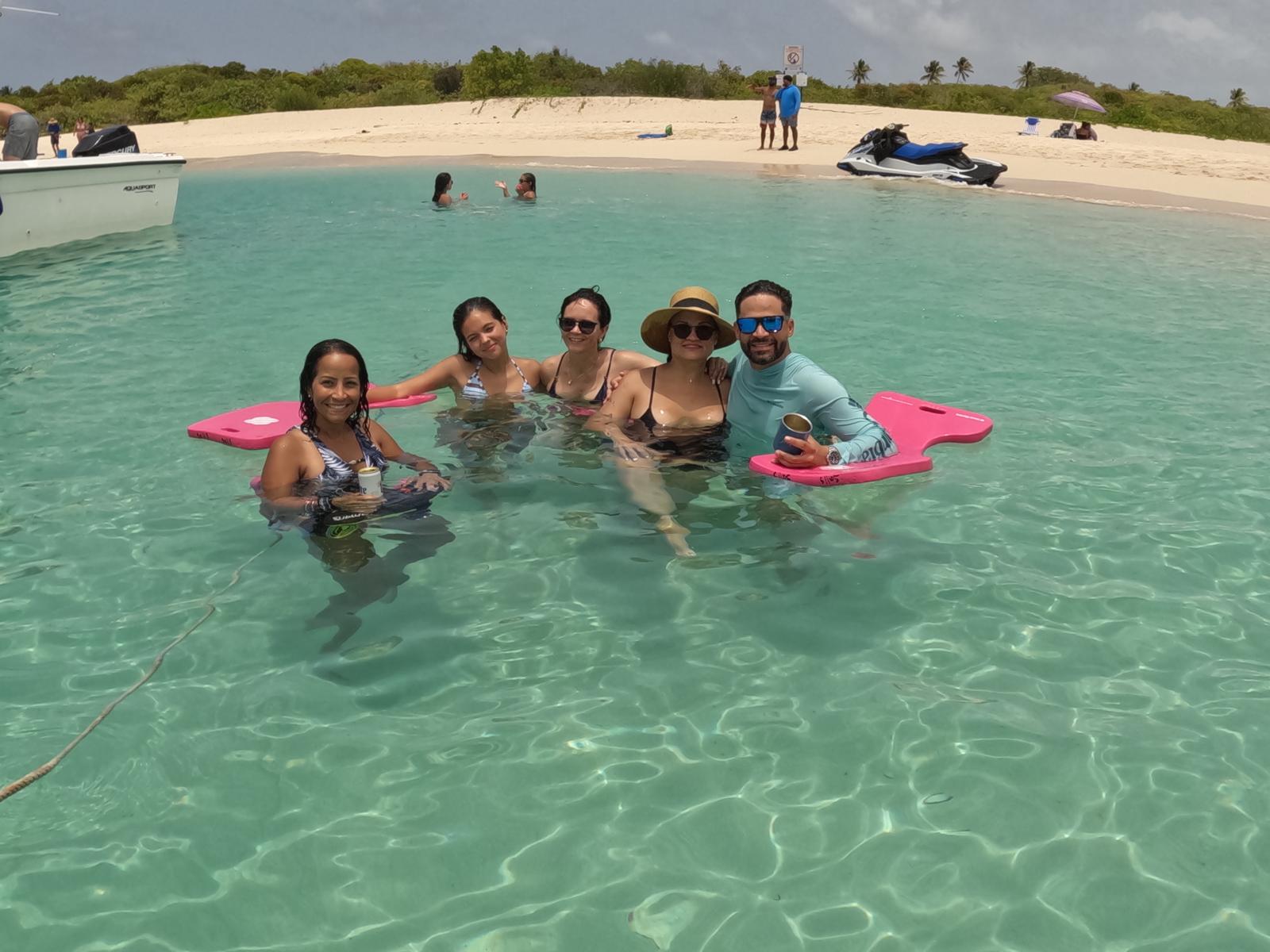 Clientes disfrutando las aguas de Icacos